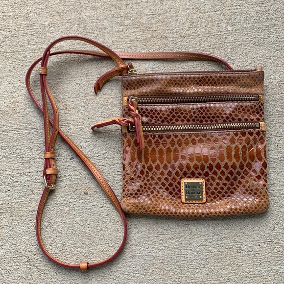 Vintage Dooney & Bourke lizard embossed leather 3-zip crossbody bag 8” 23in drop - Picture 2 of 16
